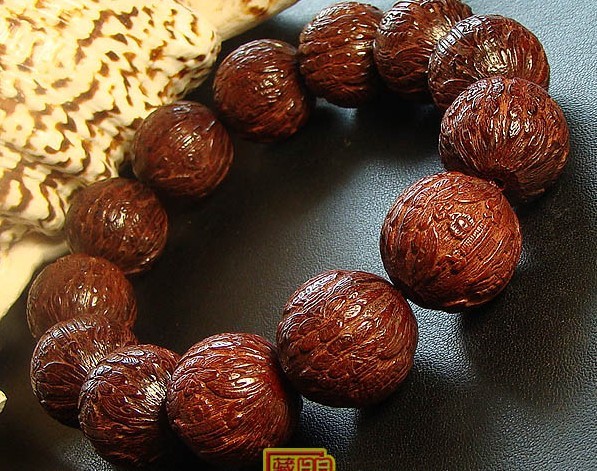 Consecration 18MM Redsandalwood Tibetan Symbol Bracelet - Vase (bum-pa)