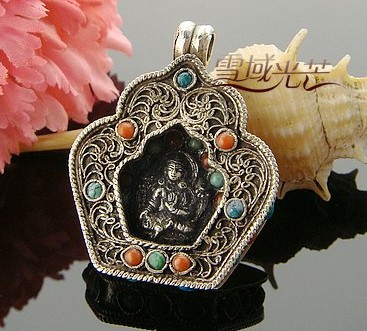 Handmade Tibetan Buddha Gau Pendant - Tara