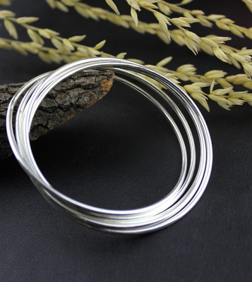 A Group Of Five Retro 925 Sterling Silver Bracelets A Group Of Five Retro 925 Sterling Silver Bracelets