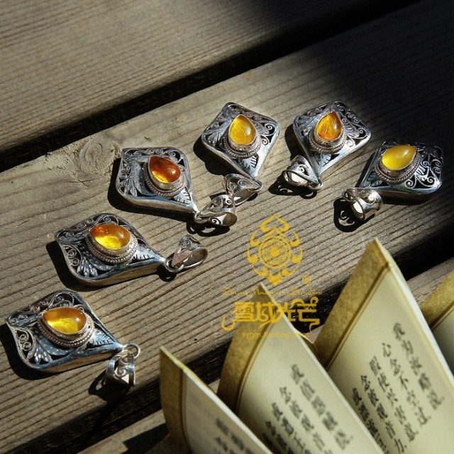 Handmade 925 Sterling Silver Natural Amber Pendant Handmade 925 Sterling Silver Natural Amber Pendant
