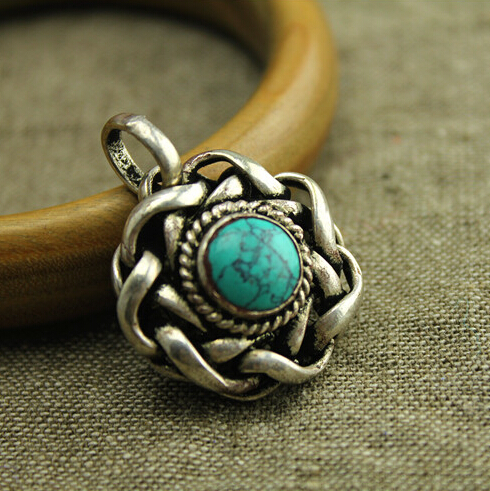 Vintage Tibetan Silver Handmade Turquoise Twist Necklace Pendant Vintage Tibetan Silver Handmade Turquoise Twist Necklace Pendant