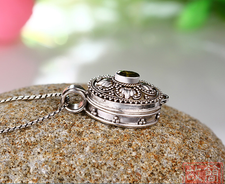 Nepal Handmade 925 Sterling Silver Peridot Gaudencio Box Nepal Handmade 925 Sterling Silver Peridot Gaudencio Box