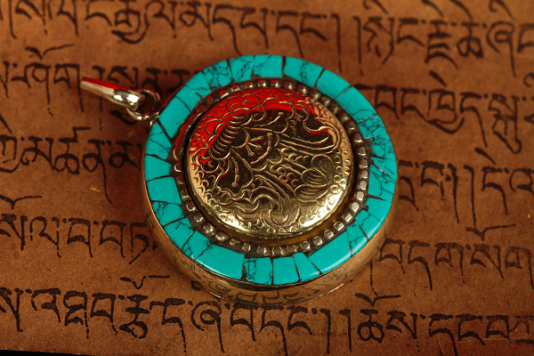 Nepal Handmade Turquoise Eight Auspicious Symbols Gaudencio Box Pendant Nepal Handmade Turquoise Eight Auspicious Symbols Gaudencio Box Pendant