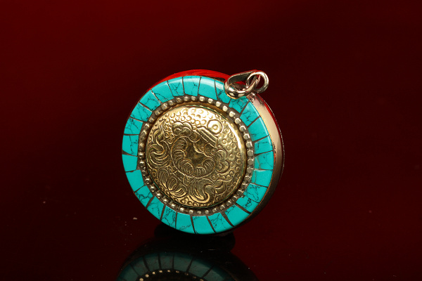 Nepal Handmade Turquoise Eight Auspicious Symbols Gaudencio Box Pendant Nepal Handmade Turquoise Eight Auspicious Symbols Gaudencio Box Pendant