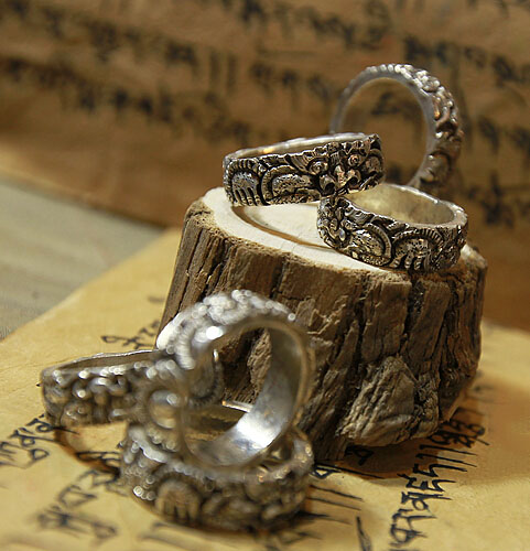 Vintage Style Nepal Handmade Carving 925 Silver Buddhist Guardians Ring Vintage Style Nepal Handmade Carving 925 Silver Buddhist Guardians Ring