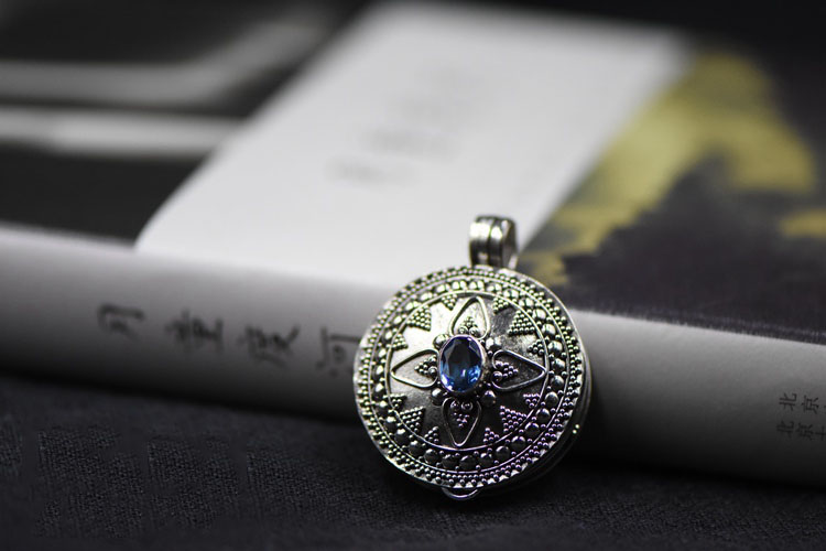 Handmade 925 Sterling Silver Blue Zircon Gaudencio Box Pendant Handmade 925 Sterling Silver Blue Zircon Gaudencio Box Pendant